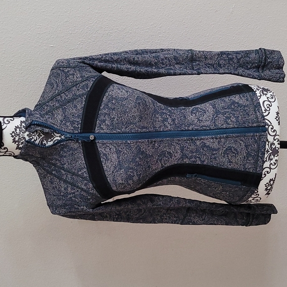 💙 LULULEMON FLORAL ACTIVE JACKET. - Picture 2 of 10